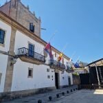 El Ayuntamiento de Baiona con banderas a media asta.