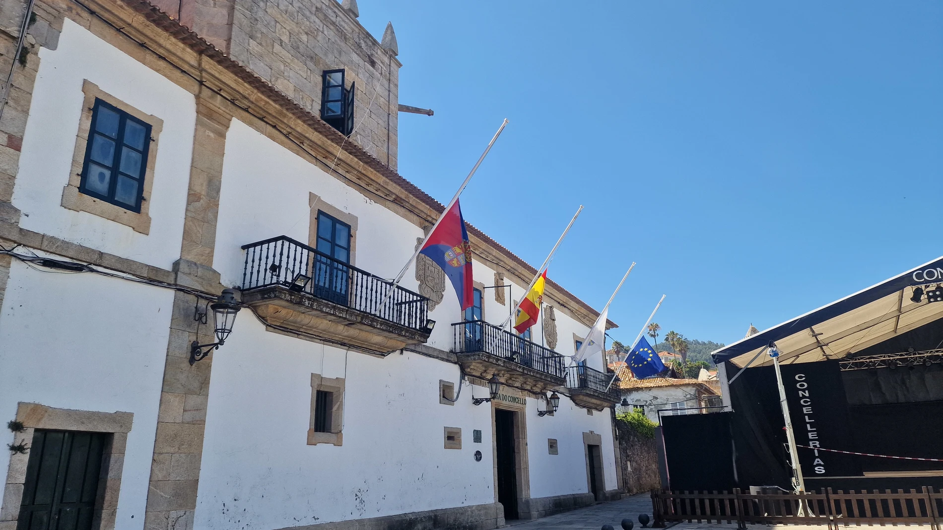 Imagen de las banderas a media hasta en Baiona (Pontevedra).PEDRO DAVILA-EUROPA PRESS24/07/2024