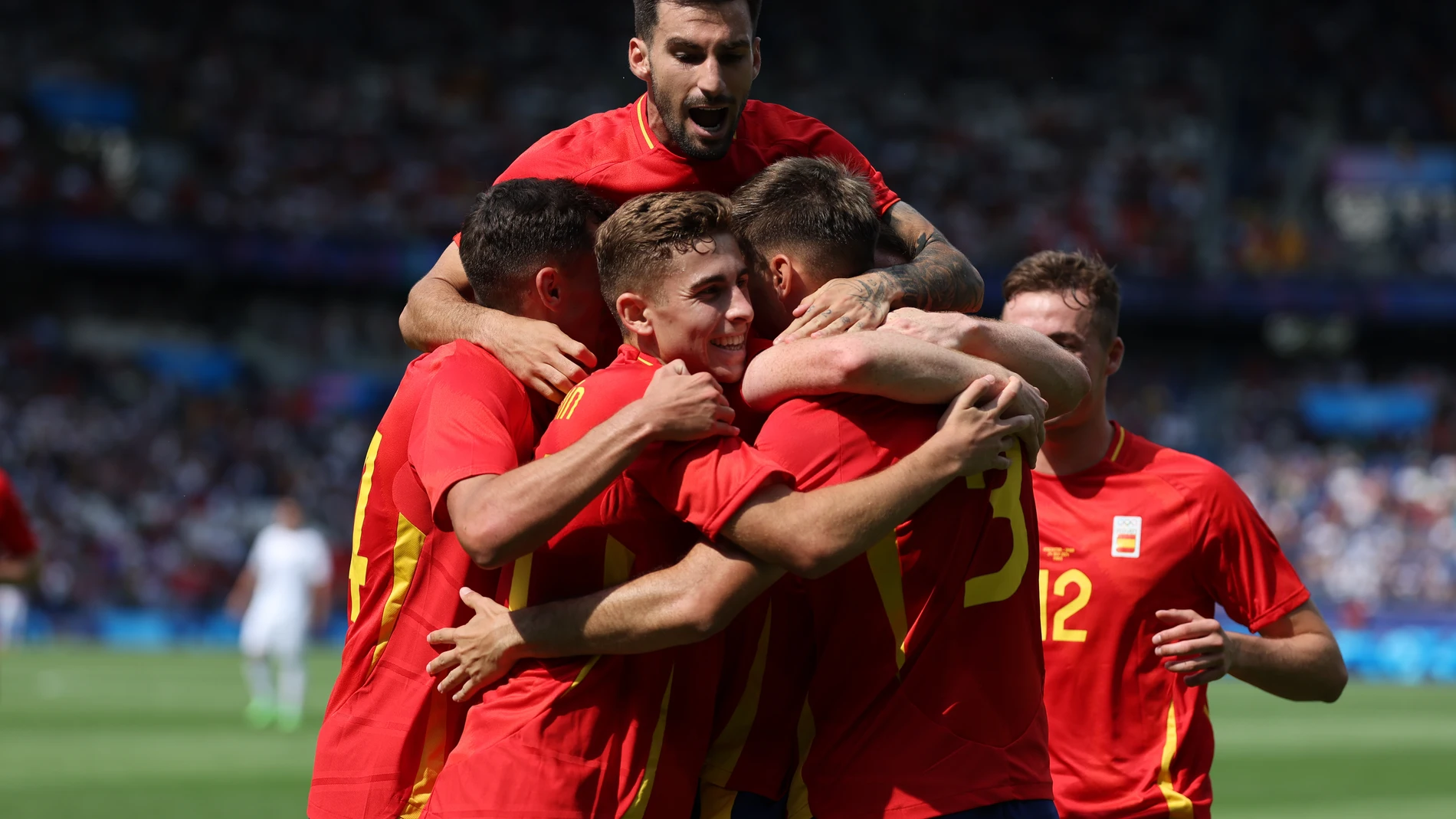PARÍS (FRANCIA), 24/07/2024.- Los jugadores españoles celebran el 1-2 durante el partido de la fase de grupos de los Juegos Olímpicos que España y Uzbekistán disputan este miércoles en el Parque de los Príncipes de París. EFE/ Miguel Gutiérrez