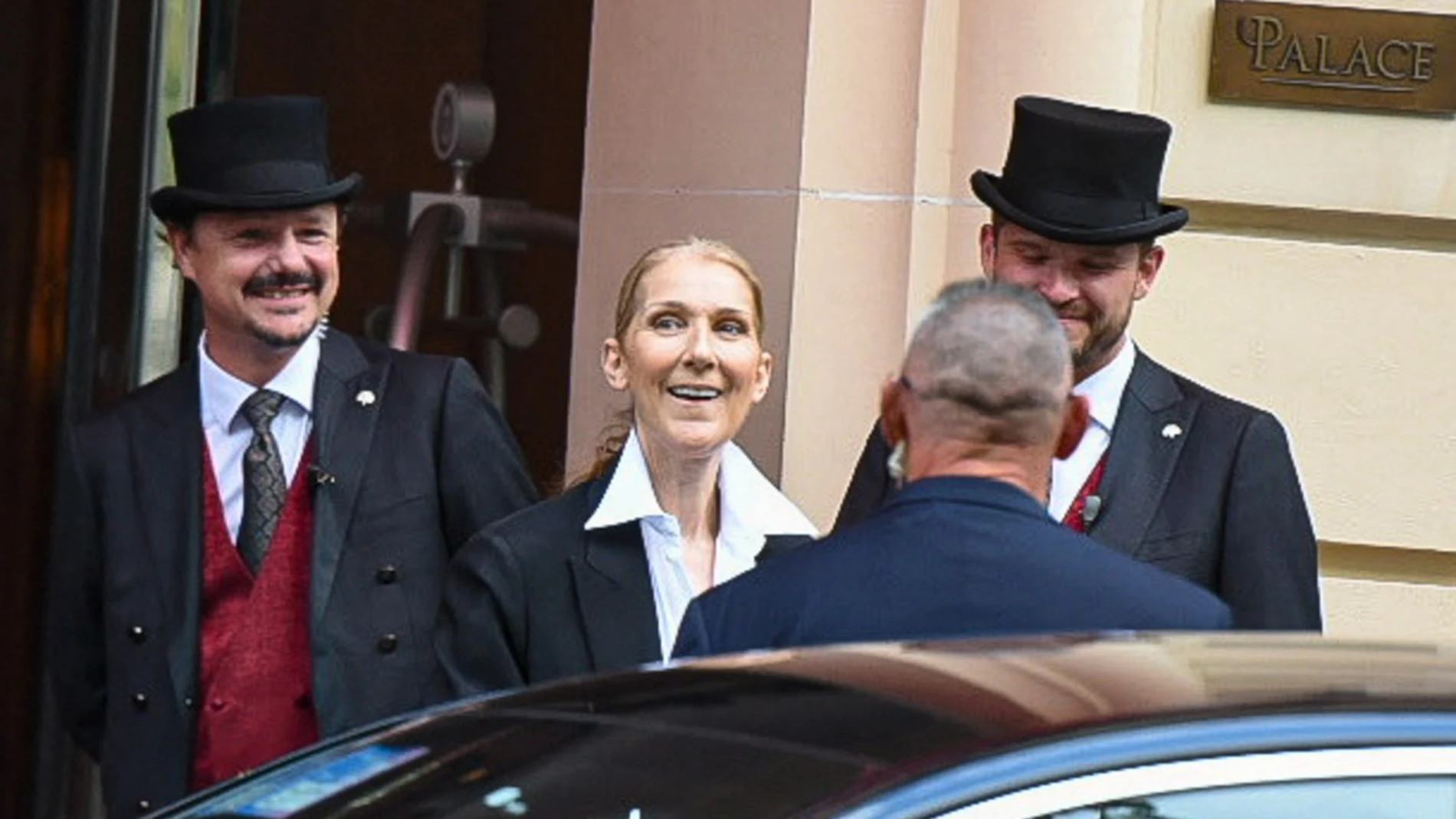 Celine Dion a la salida de su hotel en París