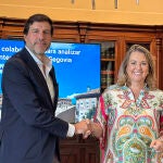La concejala de Turismo, Digitalización, Innovación y Promoción Económica, y vicepresidenta de la Empresa Municipal de Turismo (EMT), May Escobar, y el director general de Visa, Eduardo Prieto, firman un acuerdo para adaptar las estrategias para fomentar el turismo internacional