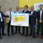 El consejero de Medio Ambiente, Vivienda y Ordenación del Territorio, Juan Carlos Suárez-Quiñones, participa junto al delegado de la Once en Castilla y León, Ismael Pérez Blanco, y el secretario general de la Fundación Las Edades del Hombre, José Enrique Martín Lozano, en la presentación del cupón dedicado a la exposición ‘Hospitálitas’, en Villafranca del Bierzo (León)