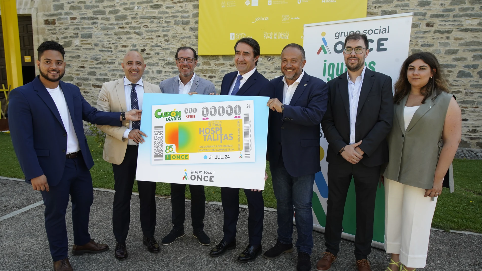 El consejero de Medio Ambiente, Vivienda y Ordenación del Territorio, Juan Carlos Suárez-Quiñones, participa junto al delegado de la Once en Castilla y León, Ismael Pérez Blanco, y el secretario general de la Fundación Las Edades del Hombre, José Enrique Martín Lozano, en la presentación del cupón dedicado a la exposición ‘Hospitálitas’, en Villafranca del Bierzo (León)