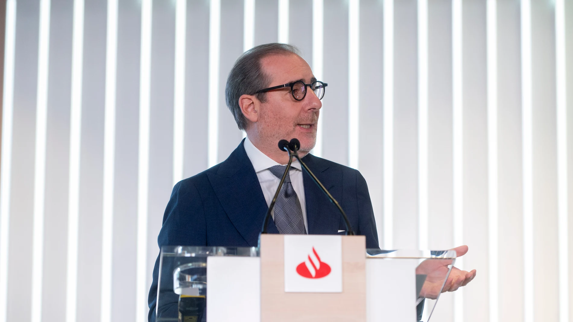 El consejero delegado de Banco Santander, Héctor Grisi, interviene durante una presentación de resultados del primer semestre de Banco Santander, en la ciudad Grupo Santander, a 24 de julio de 2024, en Boadilla del Monte, Madrid (España). Banco Santander obtuvo un beneficio neto atribuido de 6.059 millones de euros en el conjunto del primer semestre de 2024, lo que equivale a un incremento del 15,6% en comparación con el mismo periodo del año anterior. Entre enero y junio de este año, obtuvo...