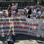 Una treintena de afectados y familiares de los fallecidos han vuelto hoy a la capital gallega en el 11º aniversario. 