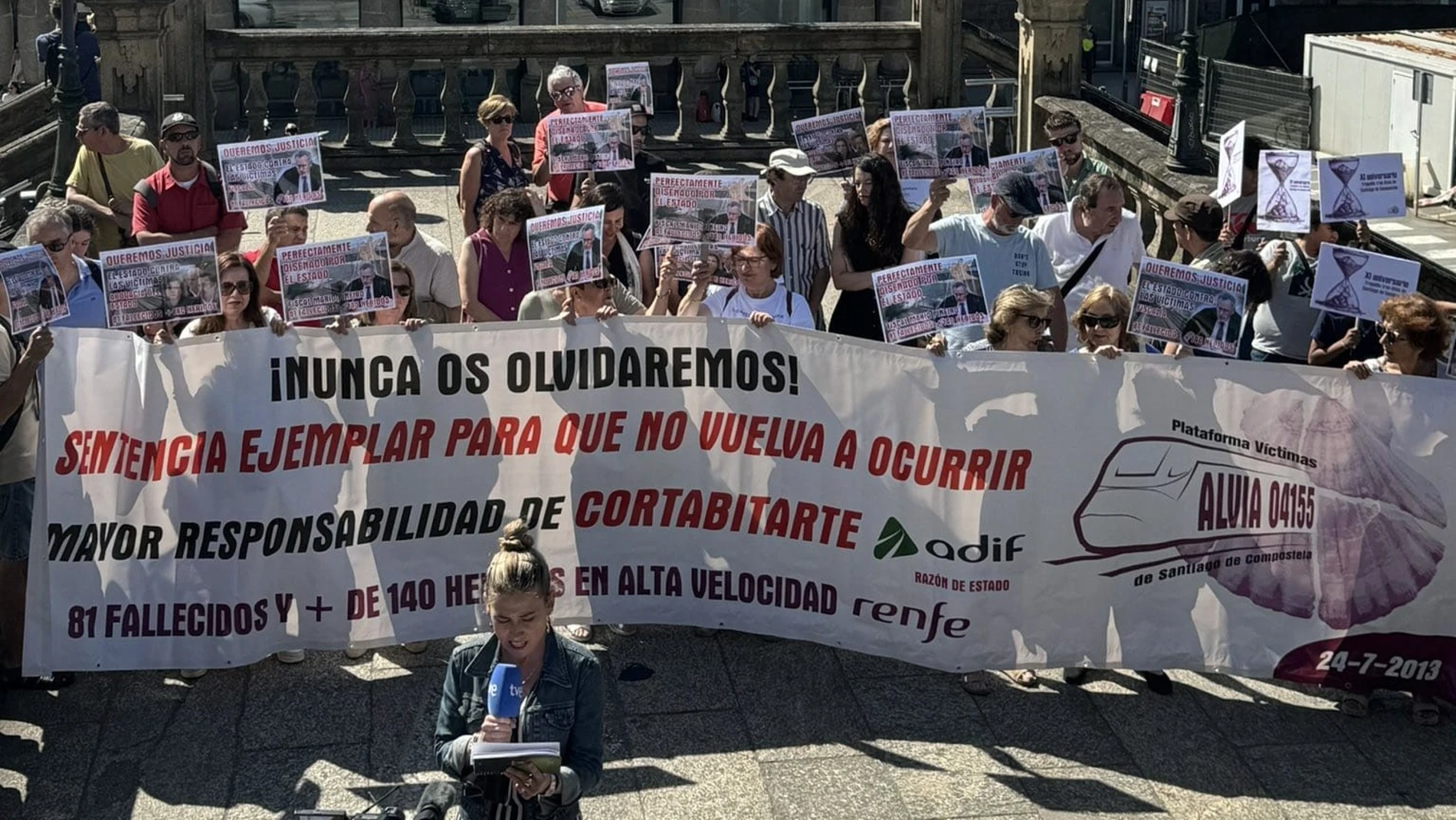 Una treintena de afectados y familiares de los fallecidos han vuelto hoy a la capital gallega en el 11º aniversario.