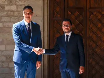 Pedro Sánchez se reúne con el presidente catalán en funciones, Pere Aragonès BARCELONA, 24/07/2024.- El presidente del Gobierno, Pedro Sánchez (i), se reúne con el presidente catalán en funciones, Pere Aragonès, este miércoles en el Palau de la Generalitat en plena negociación entre ERC y PSC para la investidura de Salvador Illa. EFE/ Alberto Estévez