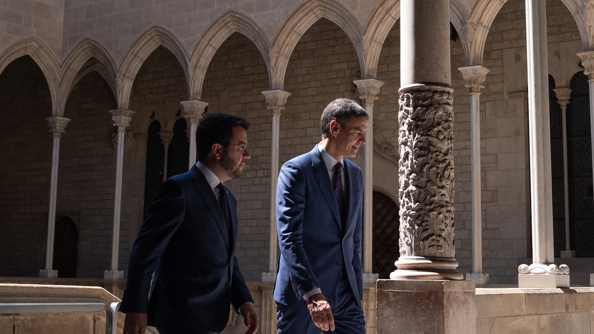 El presidente del Gobierno, Pedro Sánchez (d), y el presidente de la Generalitat en funciones, Pere Aragonès (i), a su llegada a la firma del convenio de traspaso de la gestión del Ingreso Mínimo Vital (IMV), en el Palau de la Generalitat, a 24 de julio de 2024, en Barcelona, Catalunya (España). Sánchez y Pere Aragonès se reúnen en Barcelona y posteriormente, firman el convenio de traspaso de la gestión del Ingreso Mínimo Vital a Catalunya. El encuentro se produce en la semana clave para de...