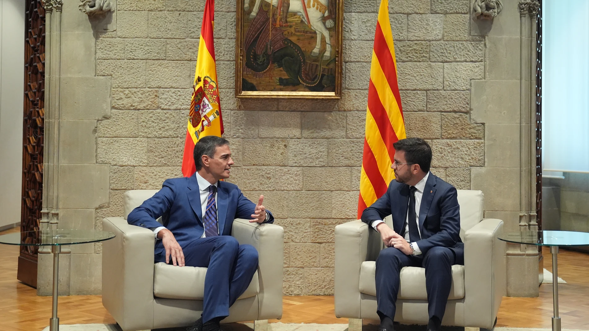 El presidente del Gobierno, Pedro Sánchez (i), y el presidente de la Generalitat en funciones, Pere Aragonès (i), durante una reunión en el Palau de la Generalitat, a 24 de julio de 2024, en Barcelona, Catalunya (España). Sánchez y Pere Aragonès se reúnen en Barcelona y posteriormente, firman el convenio de traspaso de la gestión del Ingreso Mínimo Vital a Catalunya. El encuentro se produce en la semana clave para desencallar las negociaciones entre socialistas y ERC para una posible investid...