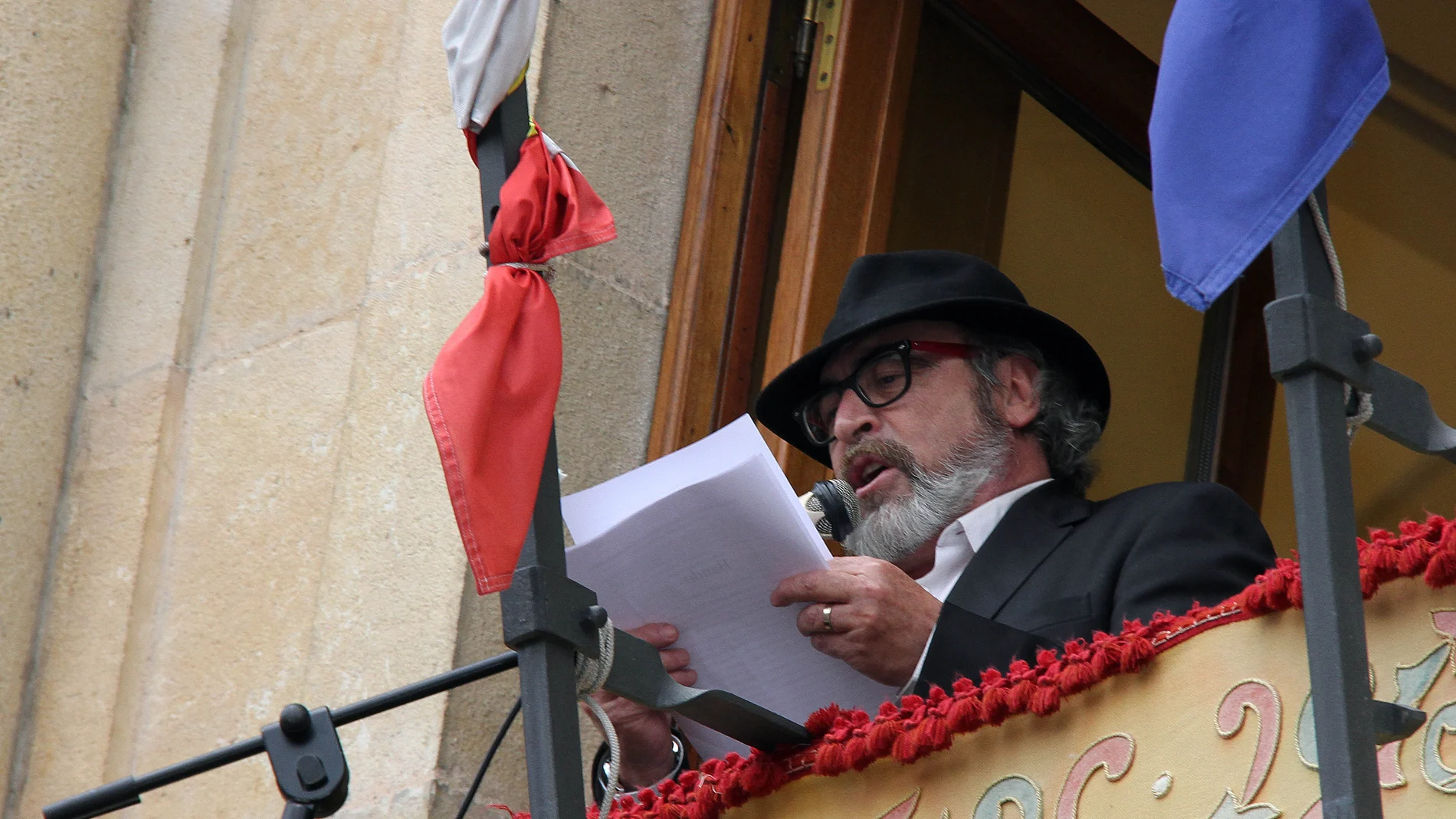 El periodista Pedro García Trapiello durante el pregón de las fiestas de San Juan y San Pedro de León