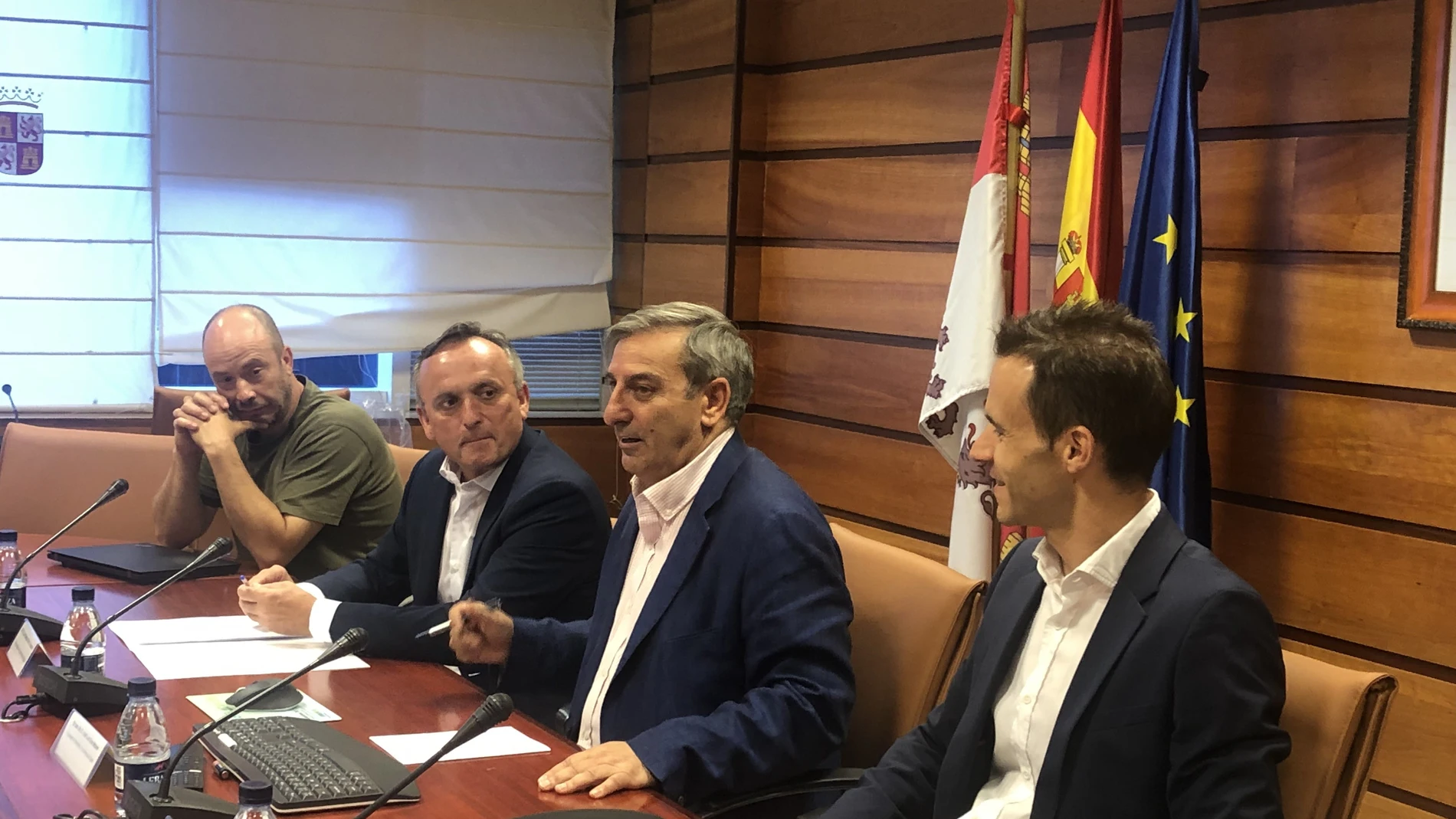El consejero de Movilidad y Transformación Digital, José Luis Sanz Merino, preside la Mesa de las Telecomunicaciones