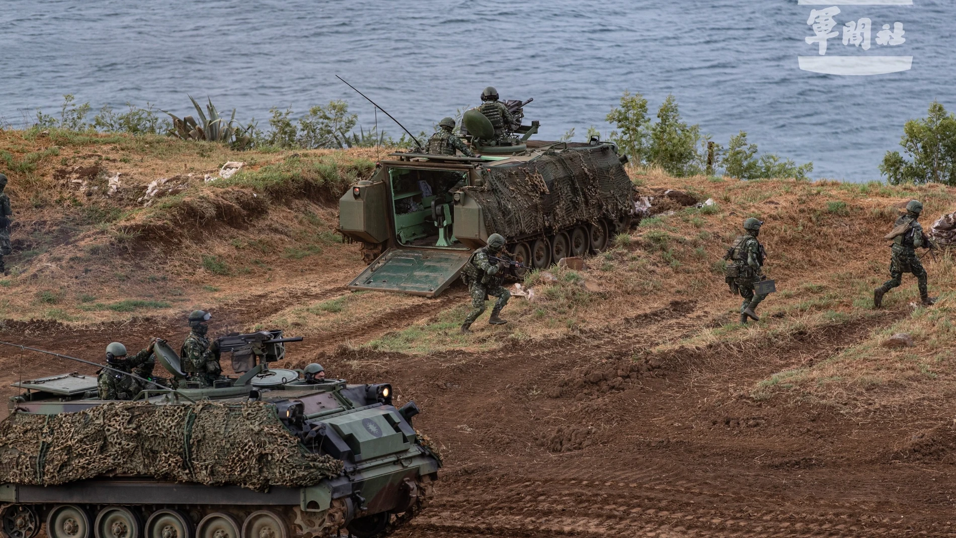 Hualien (Taiwan), 24/07/2024.- A handout photo made available by the Taiwan Ministry of National Defense shows Taiwanese military personnel maneuver during a live fire drill during the annual Han Kuang military exercises in Hualien, Taiwan, 24 July 2024. Taiwan's largest-ever Han Kuang military exercises started early 22 July, with the first day's focus on testing the military's ability to sustain and maintain combat readiness in the event of a full-scale Chinese invasion. EFE/EPA/TAIWAN MILI...
