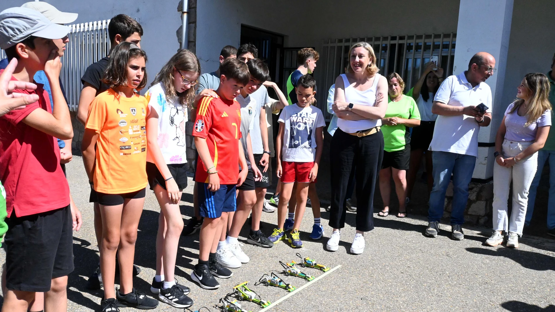 La vicepresidenta y consejera de Familia, Isabel Blanco, y la directora de Juventud, Estela López, visitan el campamento de Santa Lucía de Gordón