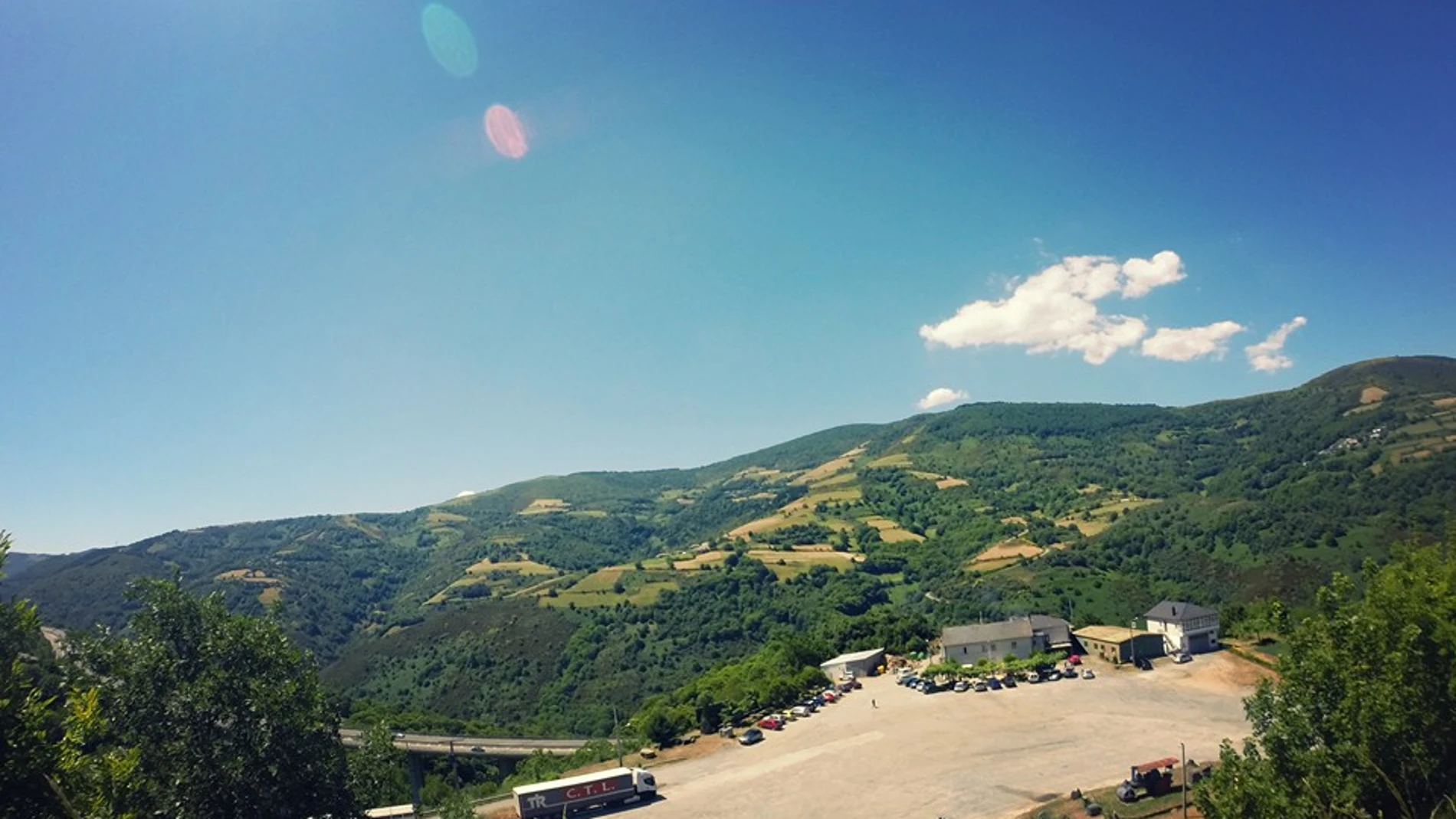 Imagen aérea del restaurante Villacol, en Lugo, en la N-6, junto al ramal de desvío del kilómetro 438 de la A-6.