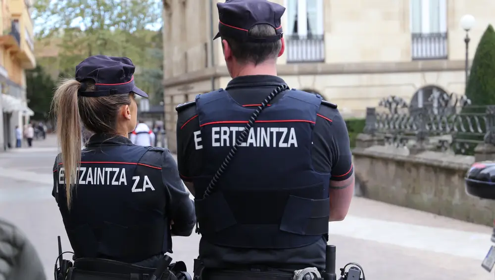Dos agentes de la Ertzaintza
