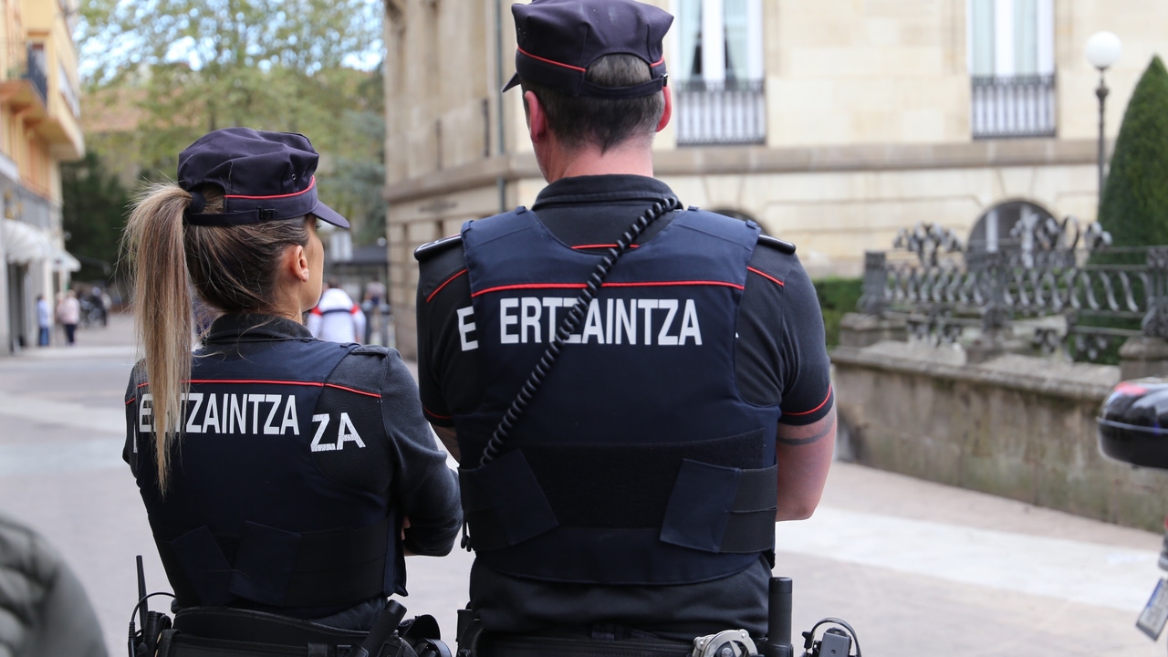 La Ertzaintza interviene en una surrealista pelea ocurrida en un pueblo de Guipúzcoa: "Usaban cestas de la compra y comida como armas"