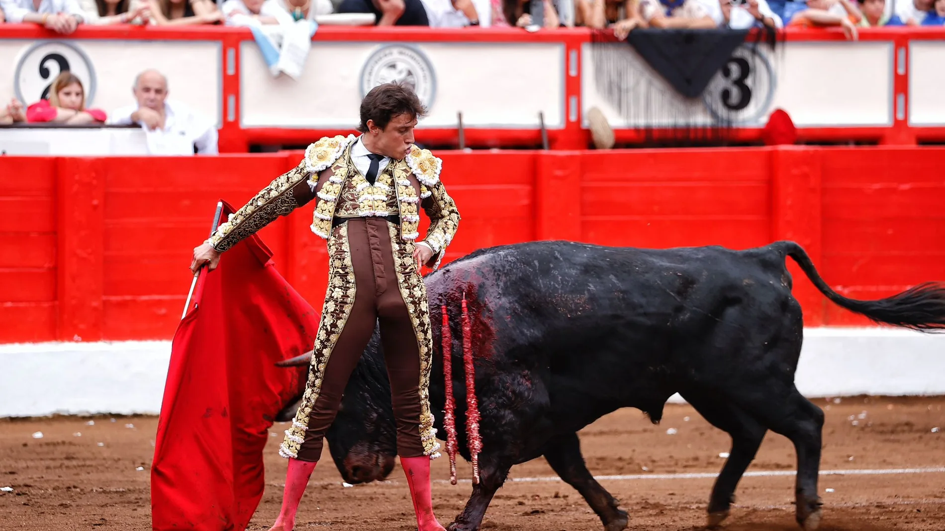 Roca Rey se pasa al toro por la espalda, hoy en Santander