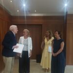La consejera Leticia García conversa con Antonio Miguel Méndez Pozo, en presencia de María Pettit y Marian Hidalgo