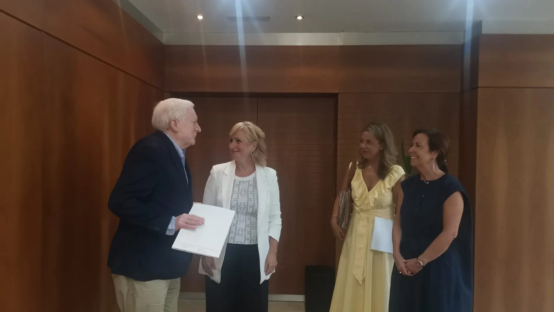 La consejera Leticia García conversa con Antonio Miguel Méndez Pozo, en presencia de María Pettit y Marian Hidalgo