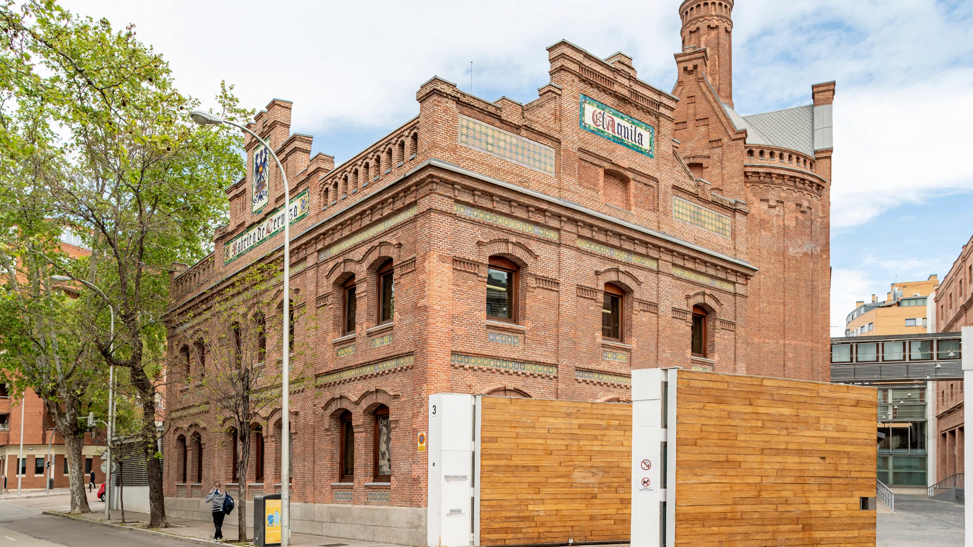 La fábrica El Águila, de estilo neomudéjar, supone una de las mejores piezas de la arquitectura industrial del siglo XX