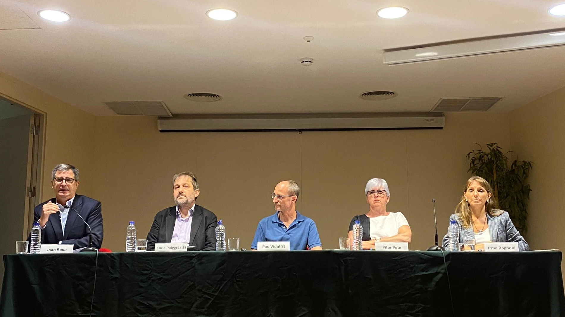 De izq. A dcha.: Joan Roca, Enric Puiggrós SJ, Pau Vidal SJ, Pilar Polo e Irma Rognoni durante la rueda de prensa de los Jesuítas de Catalunya EUROPA PRESS 25/07/2024
