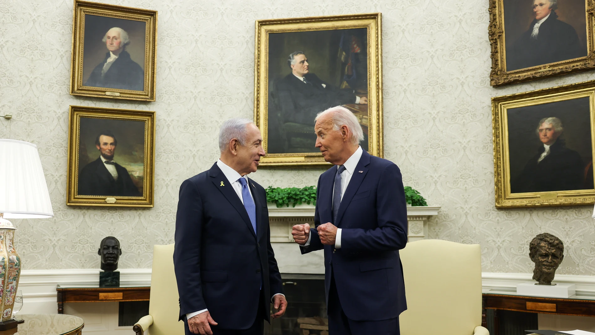 Washington (United States), 25/07/2024.- Israeli Prime Minister Benjamin Netanyahu (L) speaks with US President Joe Biden during a bilateral meeting in the Oval Office at the White House, in Washington, DC, USA, 25 July 2024. US President Joe Biden hosts Israeli Prime Minister Netanyahu the day after Netanyahu delivered an address to a joint meeting of the US Congress. EFE/EPA/SAMUEL CORUM / POOL