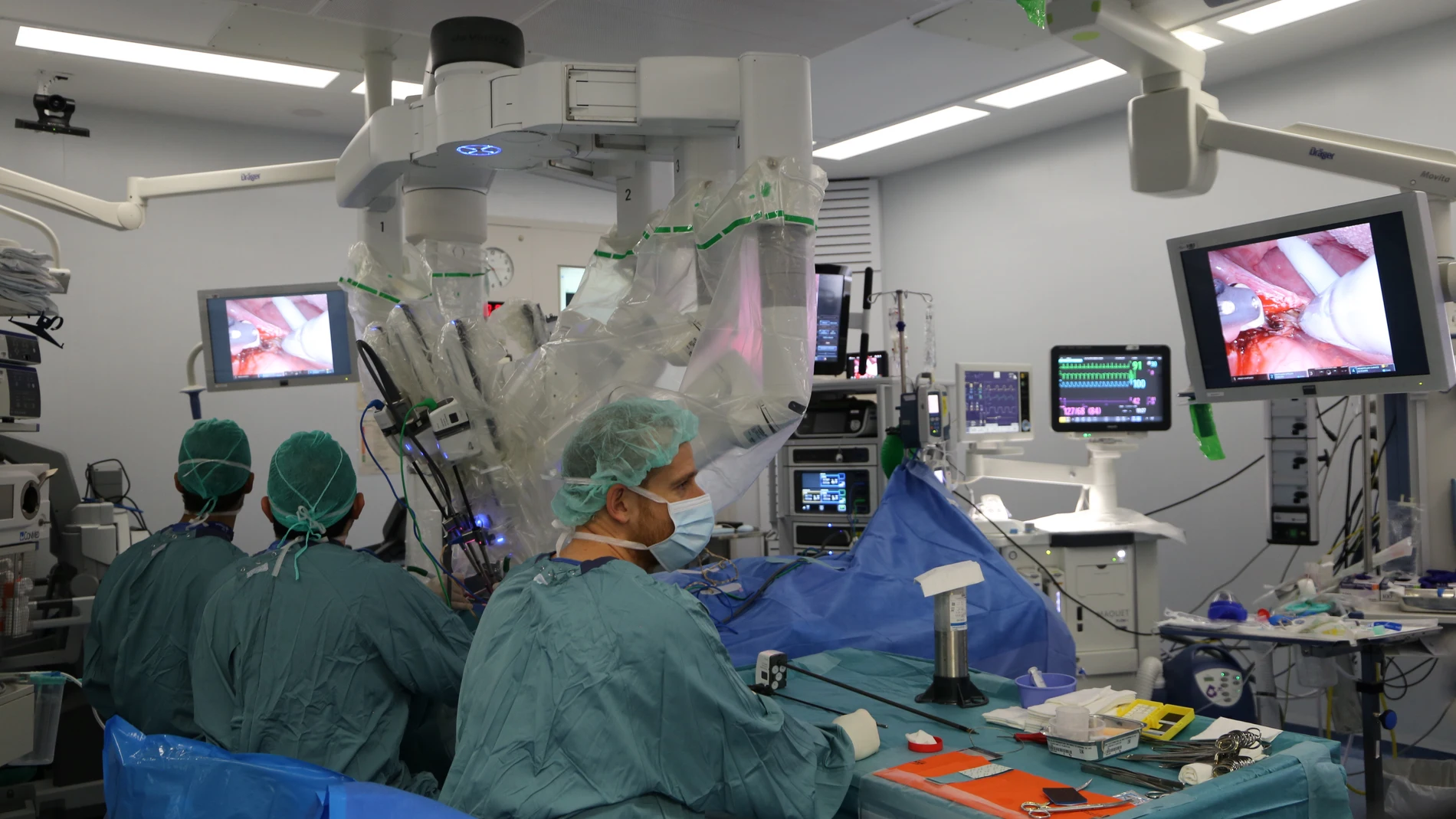 Imagen de la primera intervención de tumor del espacio parafaríngeo con el robot Da Vinci