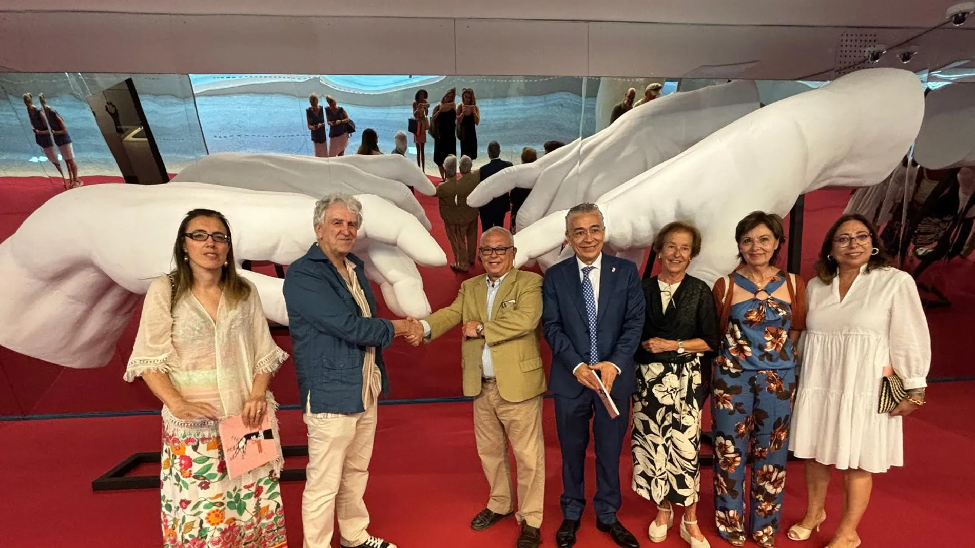 El consejero de Cultura, Turismo y Deporte, Gonzalo Santonja, y el director científico del Museo de la Evolución Humana, Juan Luis Arsuaga, inauguran la exposición ‘Las manos mágicas’