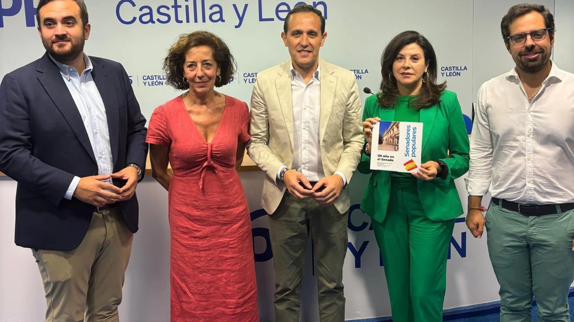 El presidente del PP de Valladolid, Conrado Íscar, junto a los diputados Mercedes Cantalapiedra, Eduardo Carazo, y los senadores José Ángel Alonso y Arenales Serrano