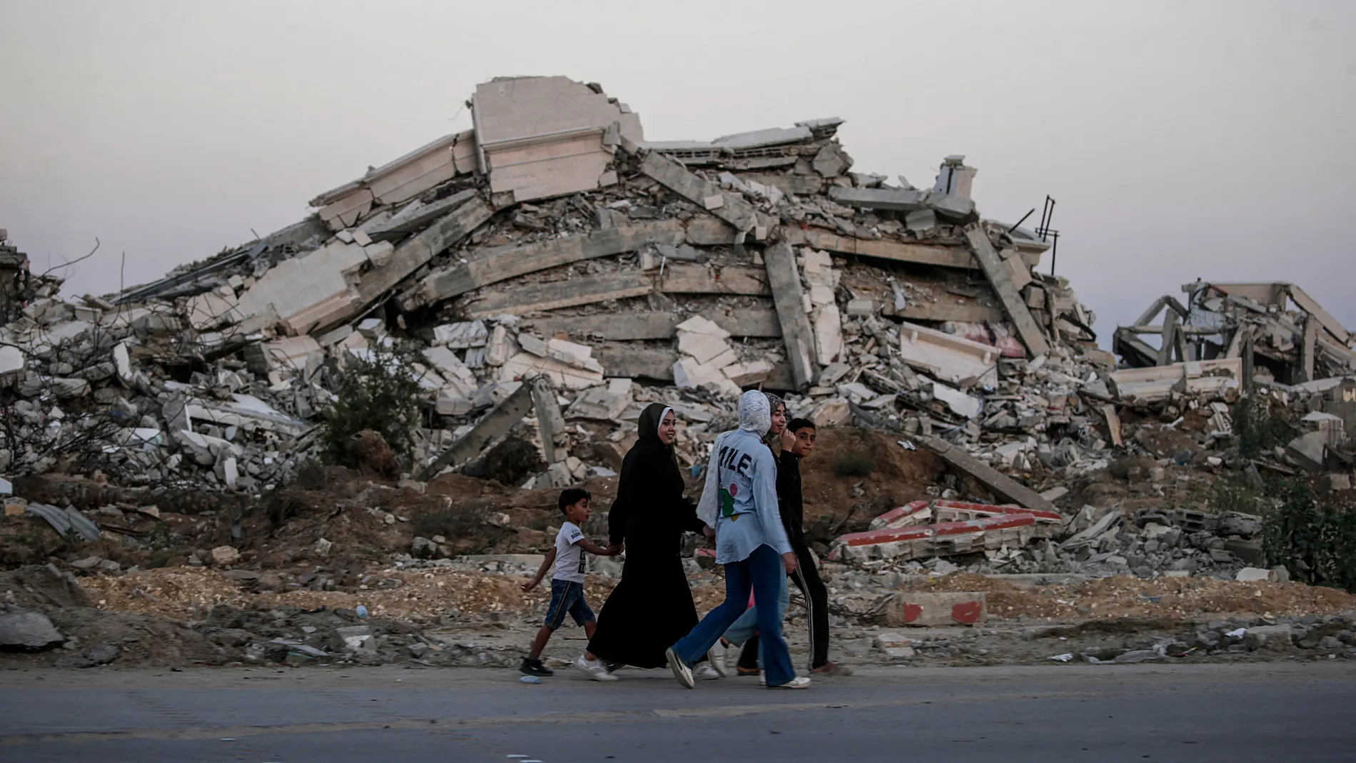 Khan Younis (---), 25/07/2024.- Internally displaced Palestinians walk along Salah Al Din road during an Israeli military operation in Khan Younis, southern Gaza Strip, 25 July 2024. More than 39,000 Palestinians and over 1,400 Israelis have been killed, according to the Palestinian Health Ministry and the Israel Defense Forces (IDF), since Hamas militants launched an attack against Israel from the Gaza Strip on 07 October 2023, and the Israeli operations in Gaza and the West Bank which follo...