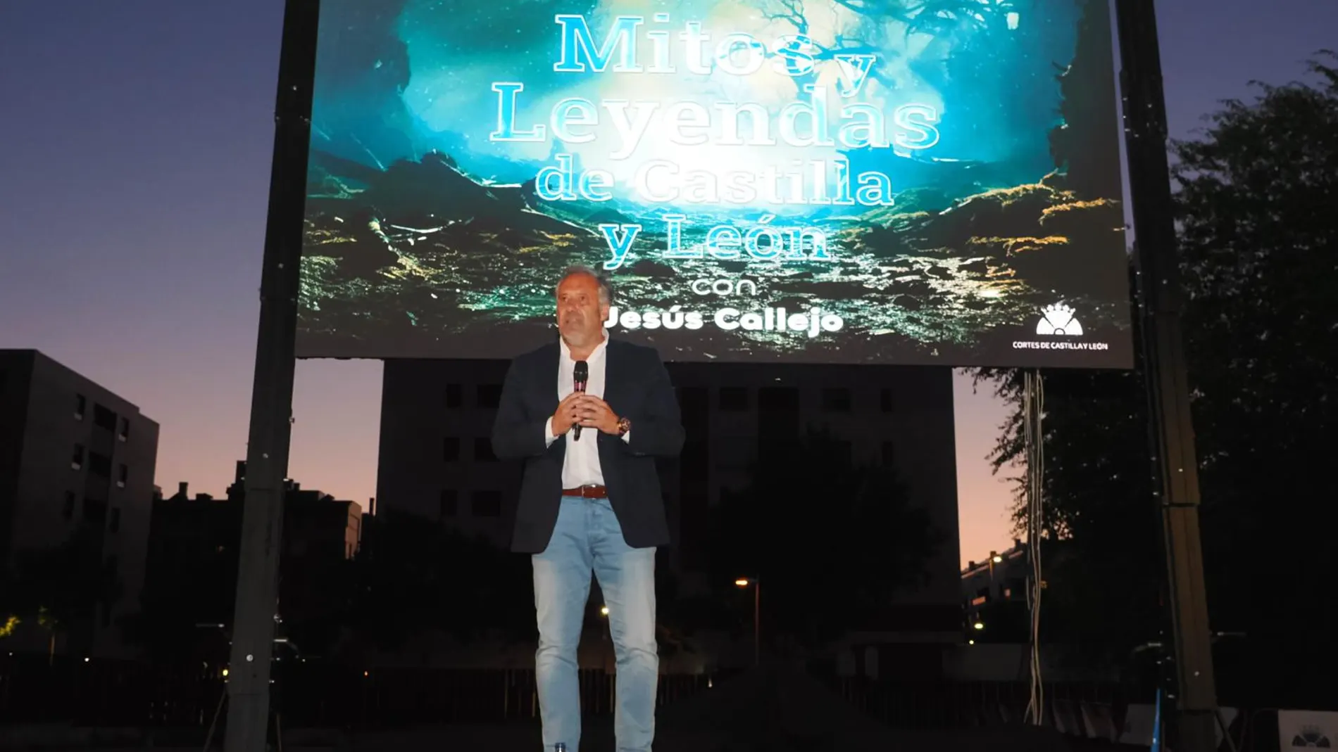 El presidente de las Cortes regionales, Carlos Pollán, agradece al público asistente su participación en las actividades de verano del Parlamento autonómico