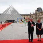 El presidente del COI Thomas Bach y su esposa Claudia Bach, a las afueras del Louvre