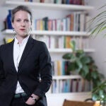 Lucie Castets posa en su casa durante una sesión de fotos en París