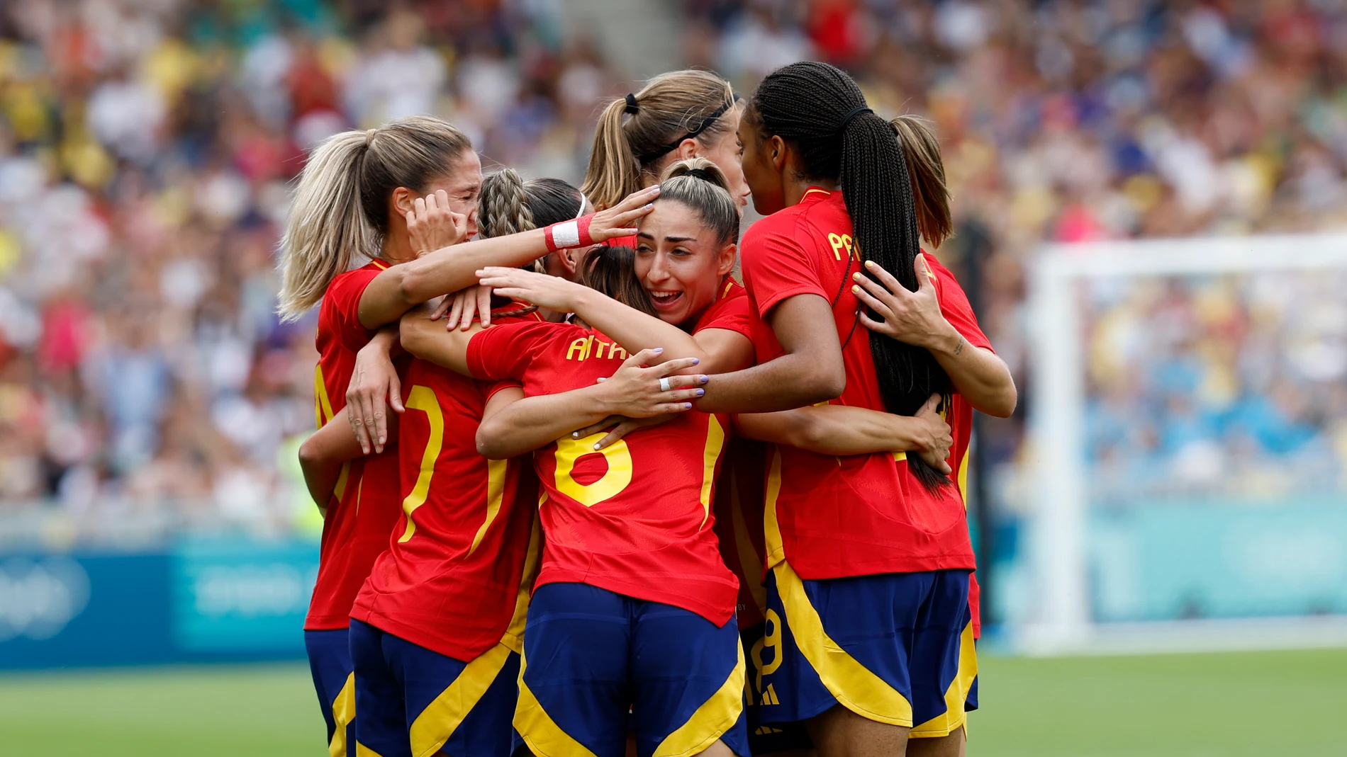 NANTES (FRANCIA), 25/07/2024.- La centrocampista española Aitana Bonmatí (c) celebra con sus compañeras tras marcar el 1-1 durante el partido de la fase de grupos de los Juegos Olímpicos que España y Japón disputan este jueves en el Estadio de la Beaujoire de Nantes (Francia). EFE/ Miguel Toña