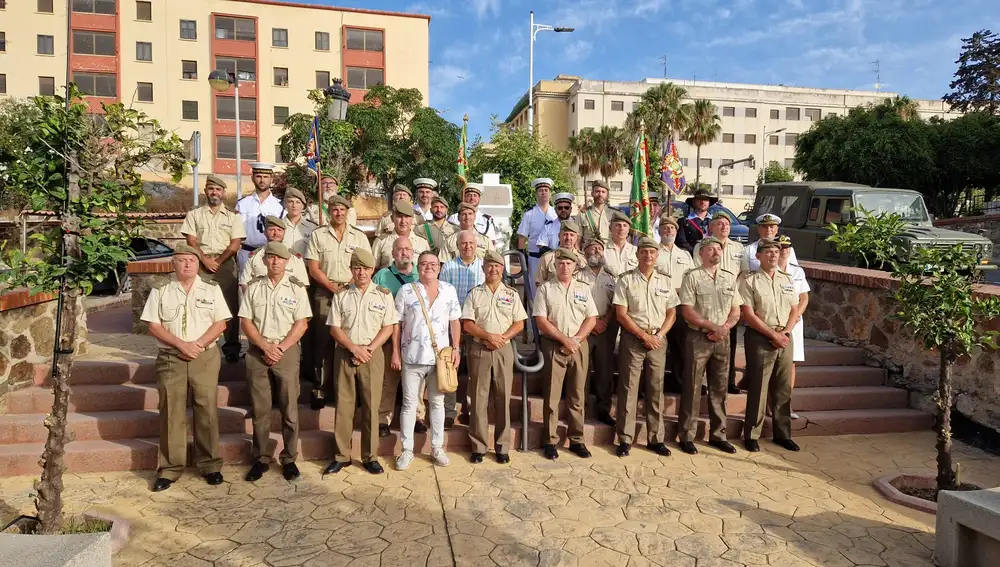 Foto de familia de los mandos militares con compañeros del soldado fallecido