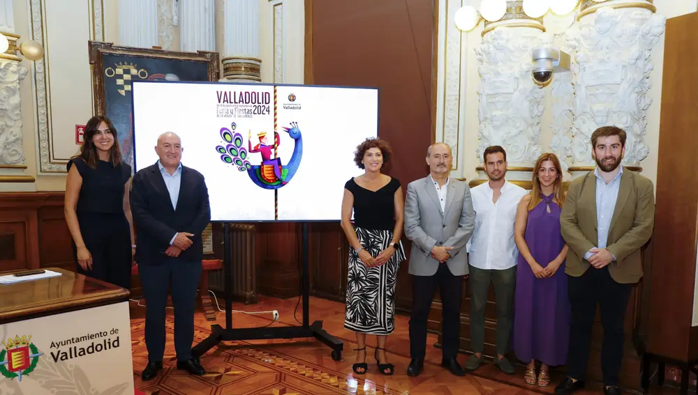 El alcalde de Valladolid, Jesús Julio Carnero, presenta la programación de Fiestas de San Lorenzo junto a los concejales Blanca Jiménez, Mayte Martínez, Rodrigo Nieto, Carolina del Bosque, Francisco Blanco y Alberto Cuadrado