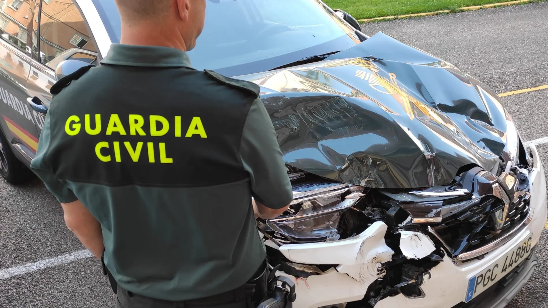 Un coche de la Guardia Civil tras ser golpeado en un operativo