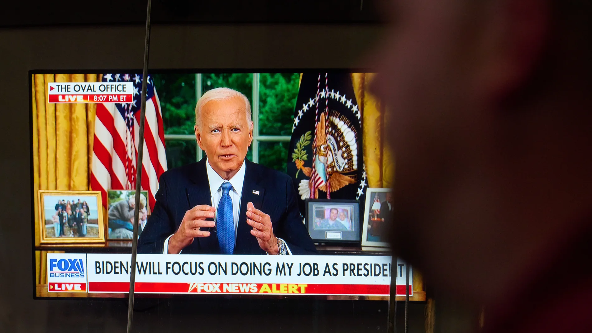 24 July 2024, US, New York: Passersby watching on a TV screen in Times Square US President Joe Biden addressing the nation about his decision to withdraw from the presidential race. Photo: Edna Leshowitz/ZUMA Press Wire/dpa Edna Leshowitz/ZUMA Press Wire/d / DPA 24/07/2024 ONLY FOR USE IN SPAIN