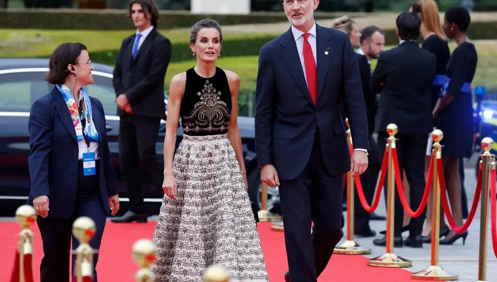 La Reina Letizia luce su mejor estilismo hasta la fecha en París