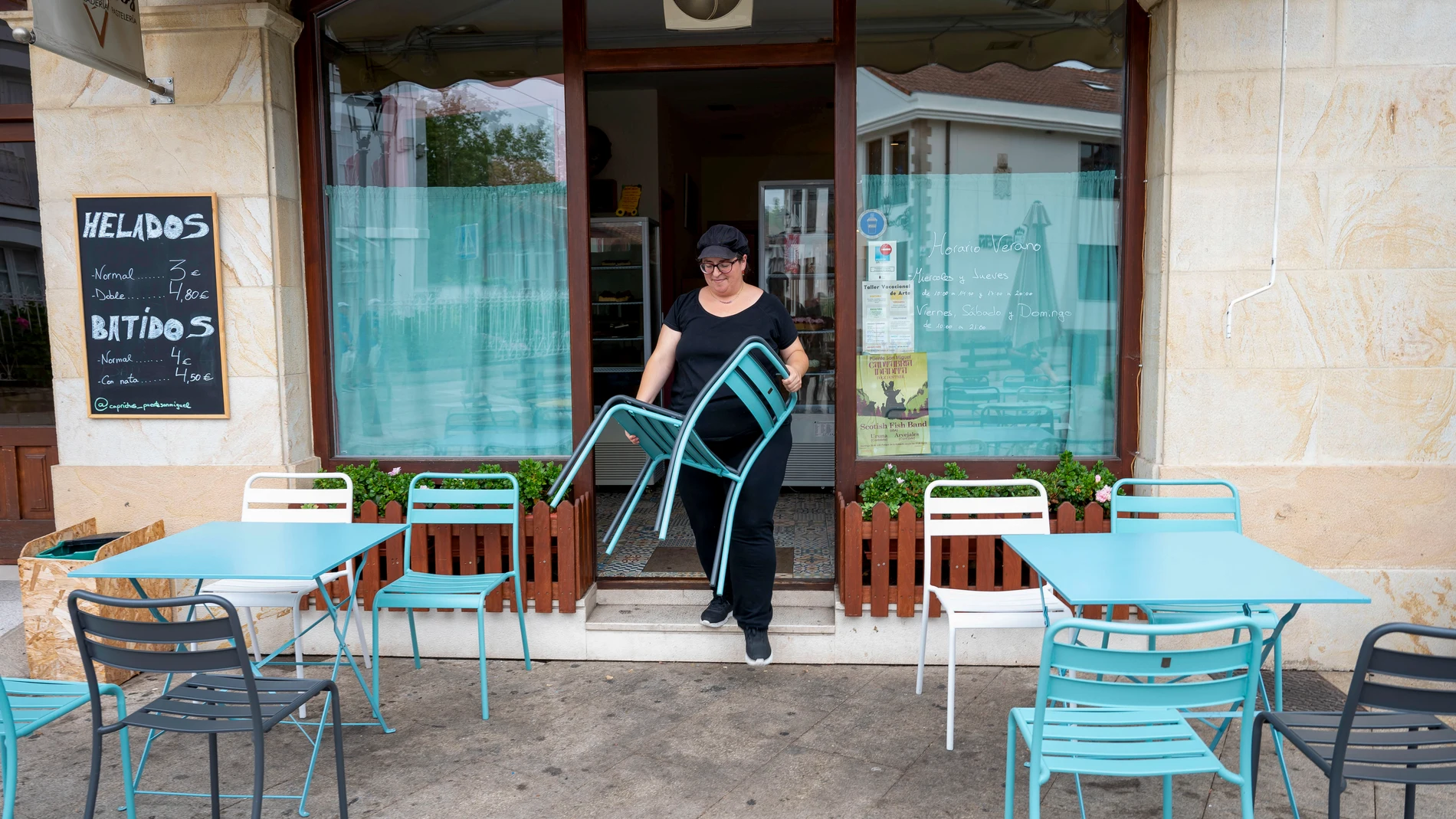 PUENTE SAN MIGUEL (CANTABRIA), 26/07/2024.- Una mujer prepara una terraza, este viernes en la localida cántabra de Puente San Miguel. El paro bajó en el segundo trimestre del año en todas las comunidades excepto Cantabria, Aragón y Asturias, donde subió un 12,31, un 3,56 y un 3,48 %, respectivamente, y se redujo en mayor medida en Baleares, nada menos que un 45,14 %, según los datos de la Encuesta de Población Activa (EPA). EFE/ Pedro Puente Hoyos