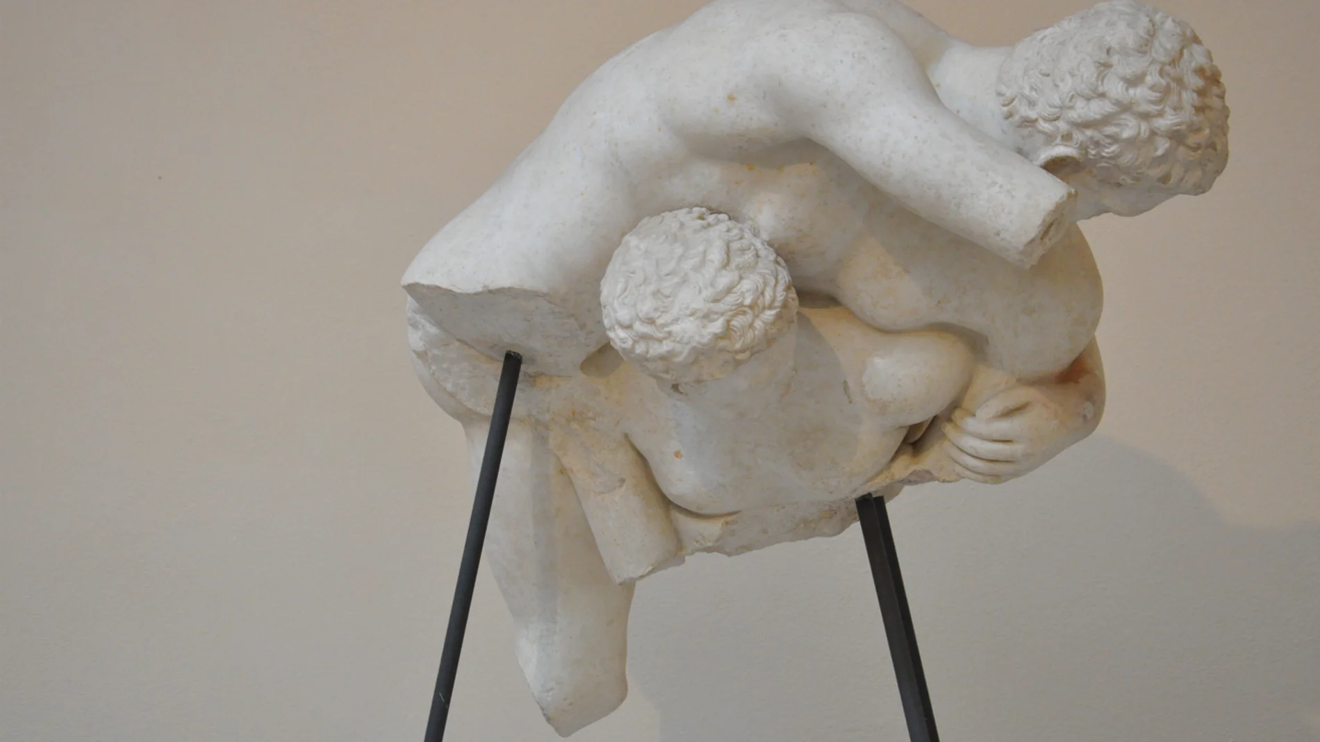 Escultura encontrada en Ostia que representa a dos luchadores en plena competición