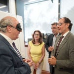 El presidente del CES, Enrique Cabero, y el delegado de la ONCE en Castila y León, Ismael Pérez, celebran un ‘Desayuno a ciegas’ para presentar el Informe de Valor Compartido 2023.