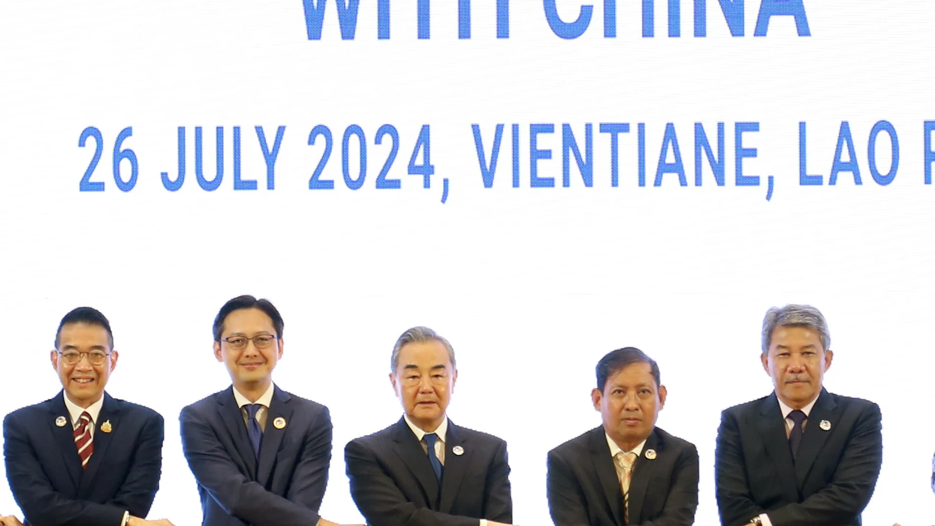 Vientiane (Laos), 26/07/2024.- China's Foreign Minister Wang Yi (C) holds hands with ASEAN Foreign Ministers, Thailand Minister of Foreign Affairs Maris Sangiampongsa (L), Vietnam Deputy Foreign Minister Do Hung Viet (2-L), Myanmar Permanent Secretary of Foreign Affairs Aung Kyaw Moe (2-R) and Malaysia Minister of Foreign Affairs Mohamad Hasan (R) during the ASEAN Post Ministerial Conference with China as part of the 57th ASEAN Foreign Ministers' Meeting in Vientiane, Laos, 26 July 2024. Fore...