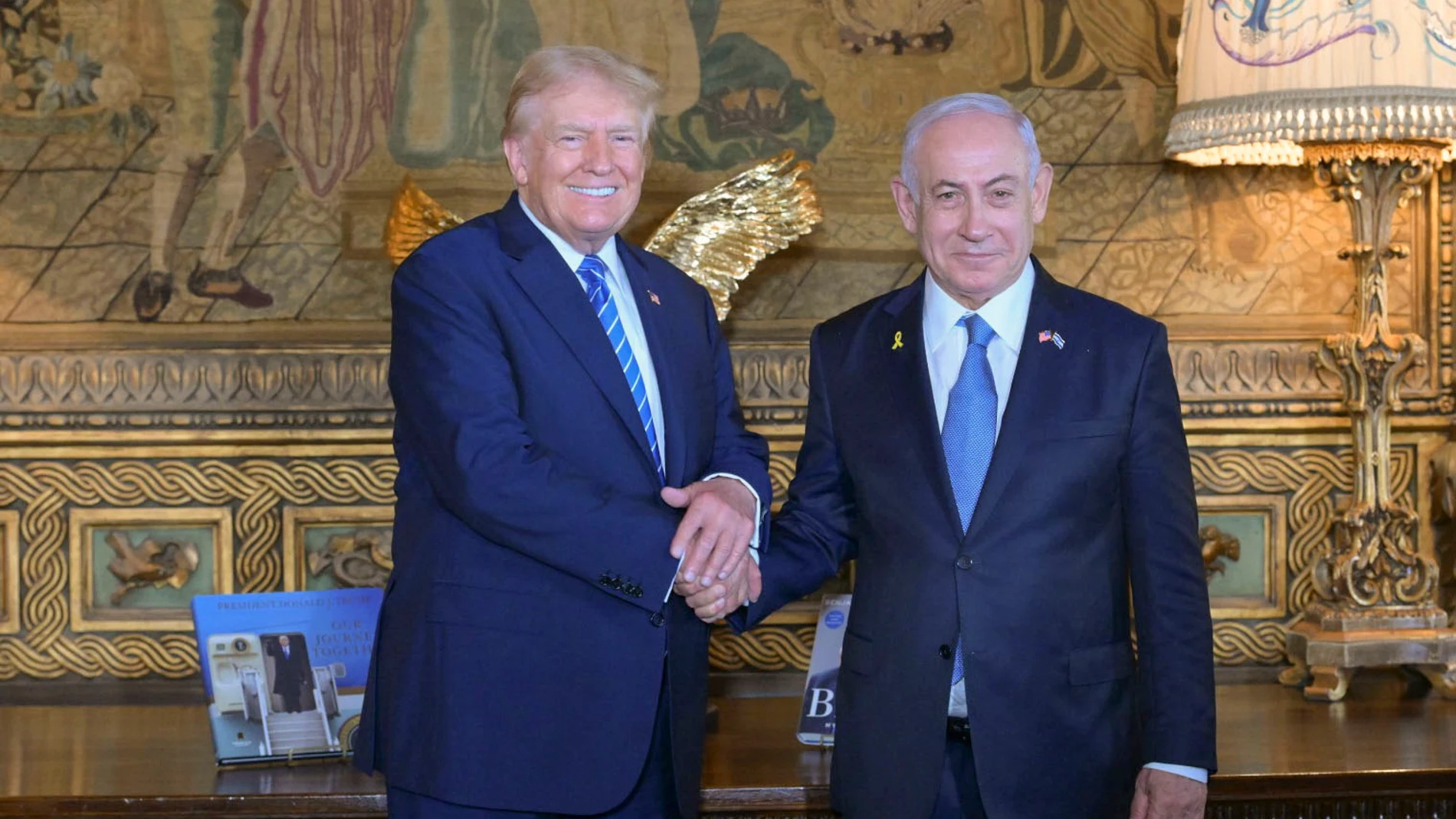 MIAMI (ESTADOS UNIDOS), 26/07/2024.- El candidato presidencial republicano Donald Trump ha recibido este viernes en su casa vacacional de Mar-a-Lago, en Florida, al primer ministro de Israel, Benjamin Netanyahu (d), un día después de que el líder israelí se reuniera por separado con el presidente de EE.UU., Joe Biden, y la vicepresidenta, Kamala Harris, en la Casa Blanca. EFE/Oficina del primer ministro de Israel SÓLO USO EDITORIAL, PERMITIDO SU USO SÓLO EN RELACIÓN A LA INFORMACIÓN QUE APARE...