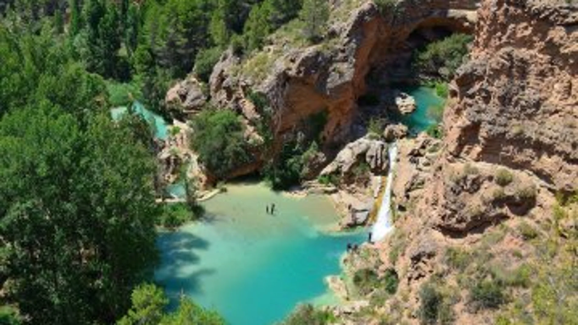 Vacaciones sin playa: piscinas naturales y zonas de baño para refrescarse en el interior de España