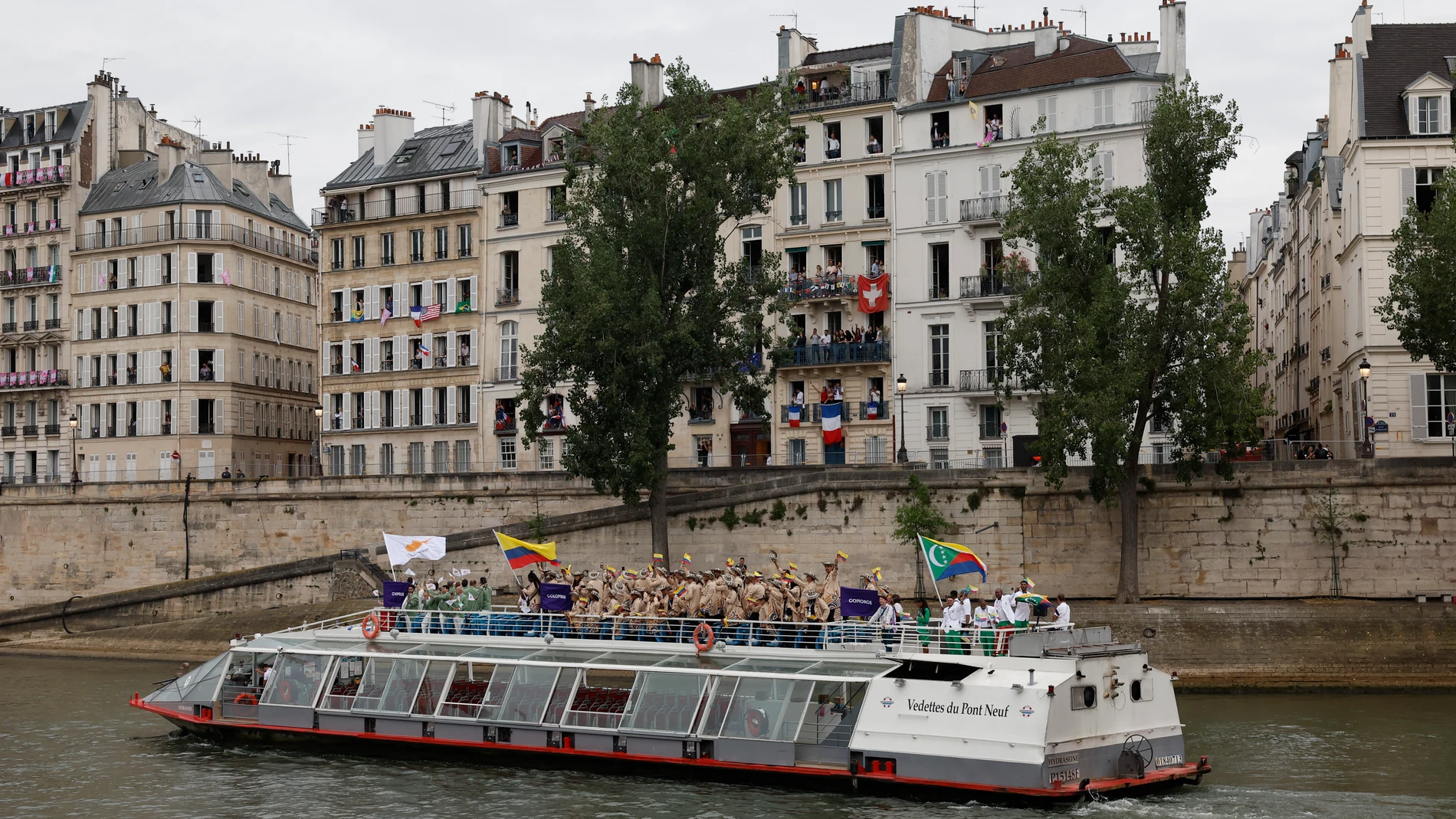 PARÍS (FRANCIA), 26/07/2024.- La delegación de Colombia desfila por el río Sena, durante la ceremonia de inauguración de los Juegos Olímpicos de París 2024, este viernes en la capital francesa. EFE/Julio Muñoz