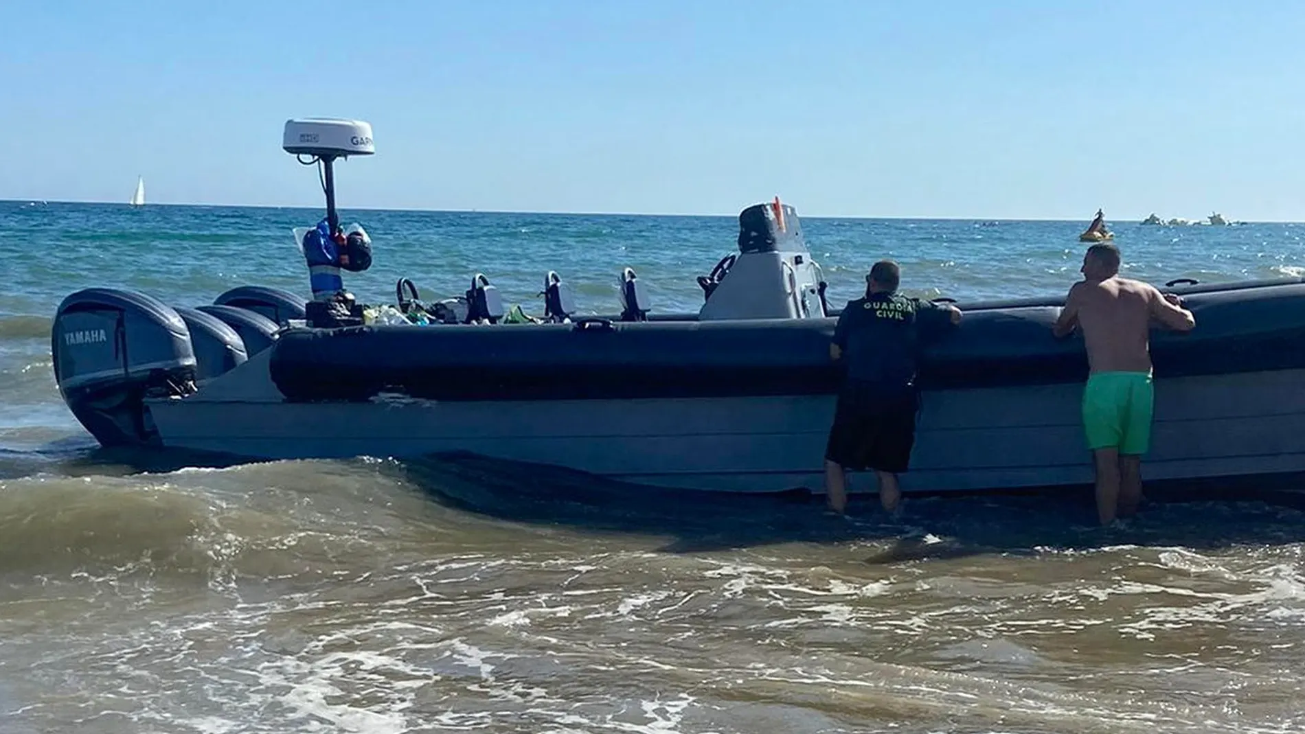 De película: Una narcolancha encalla en la playa de La Antilla ante los bañistas intentando huir de la Guardia Civil