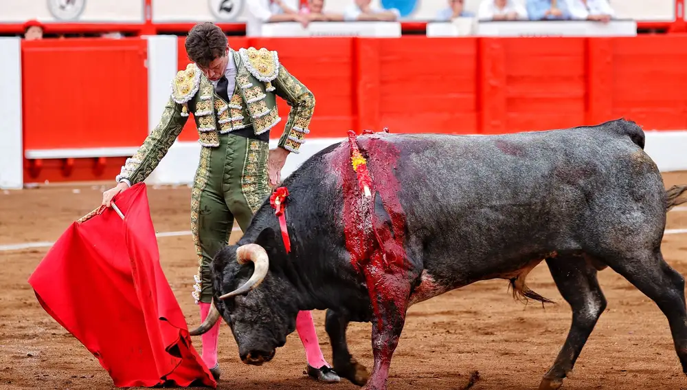 Derechazo de Daniel Luque, hoy en Santander a un toro de La Quinta
