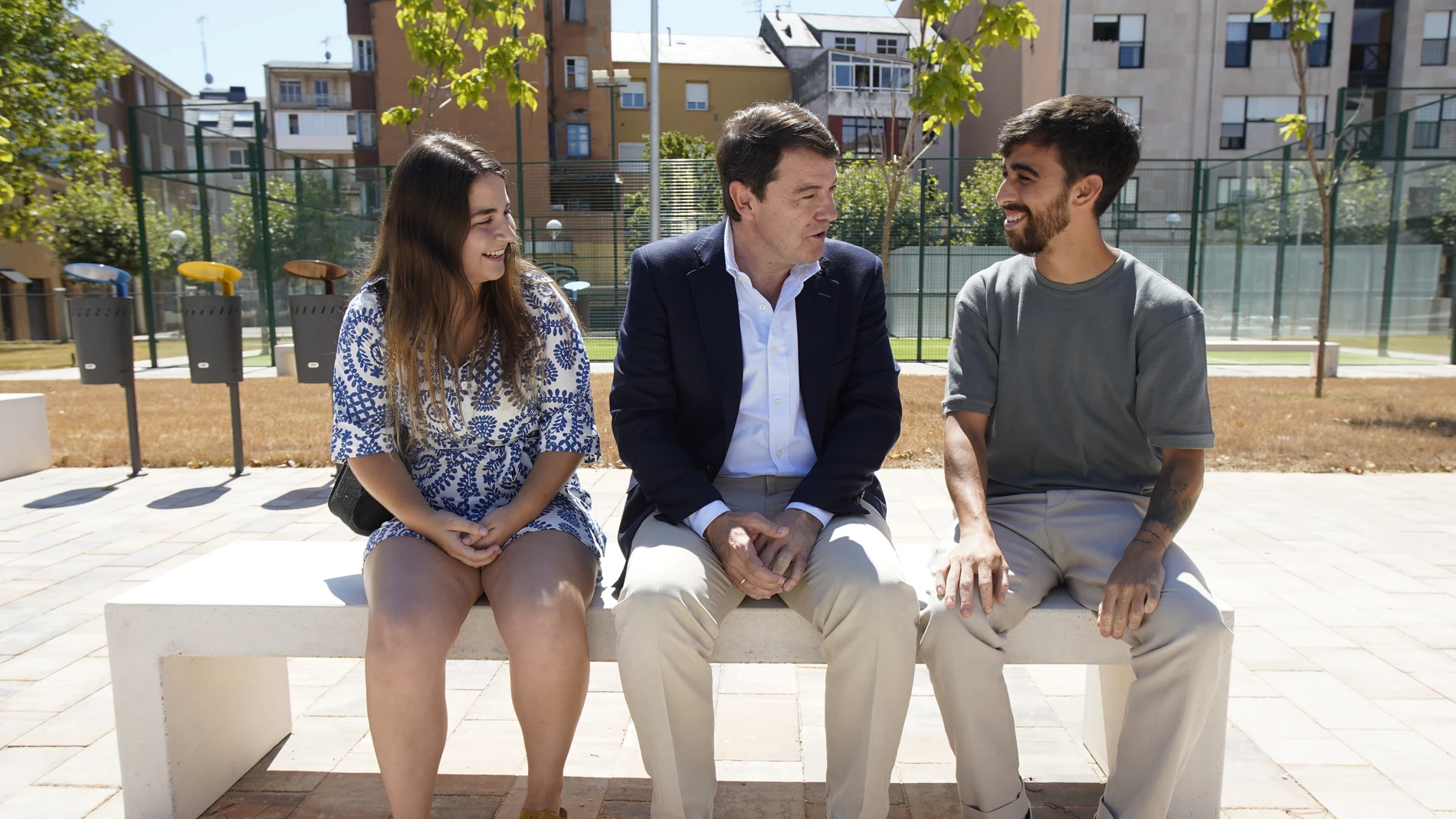 El presidente Alfonso Fernández Mañueco conversa con dos jóvenes estudiantes del campus berciano