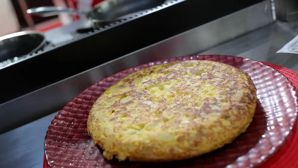 Suben a 29 los afectados por salmonelosis en un restaurante de Barcelona tras comer tortilla